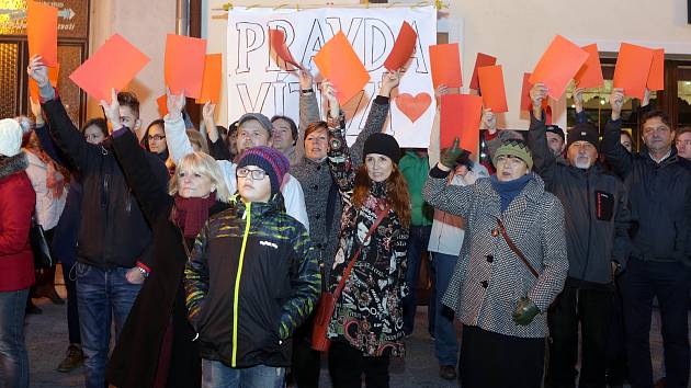 Setkání s občany na náměstí TGM v Lipníku nad Bečvou - červené karty pro prezidenta