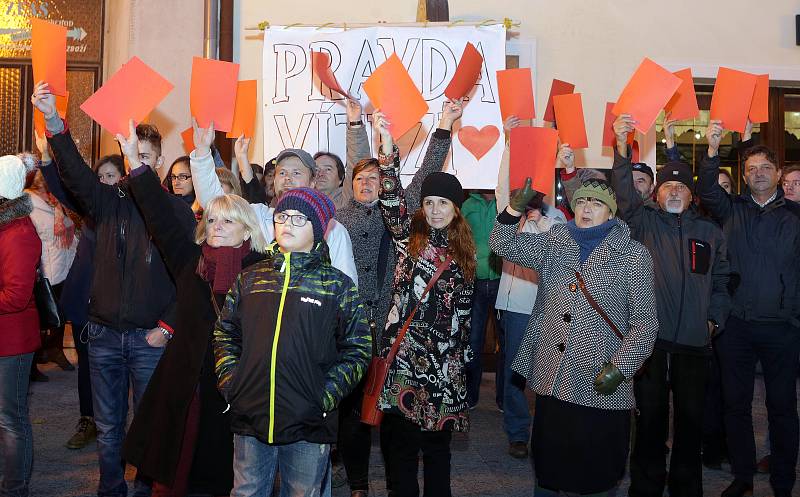 Setkání s občany na náměstí TGM v Lipníku nad Bečvou - červené karty pro prezidenta