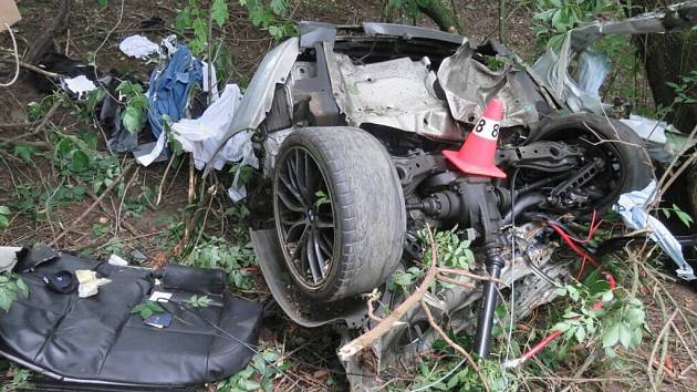 Devatenáctiletý řidič auta BMW boural v pondělí kolem desáté hodiny ráno do stromu u obce Horní Moštěnice. 