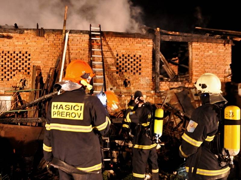 Požár střechy hospodářské budovy v Prusích u Beňova