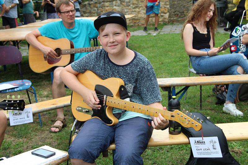 Téměř čtyři desítky kytaristů se sešly v neděli odpoledne na přerovských hradbách. Muzikanti zahráli společně šest skladeb a vzpomínali nejen na legendárního Jimiho Hendrixe, ale i na Ivana Krále, který letos zemřel. Amatérští i profesionální kytaristé si