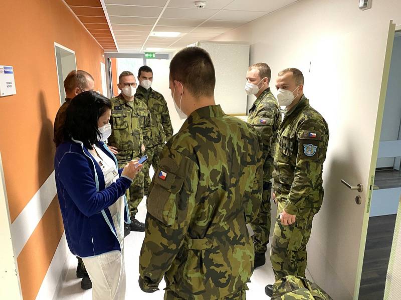 V přerovské nemocnici pomáhají s pacienty s covidem vojáci.
