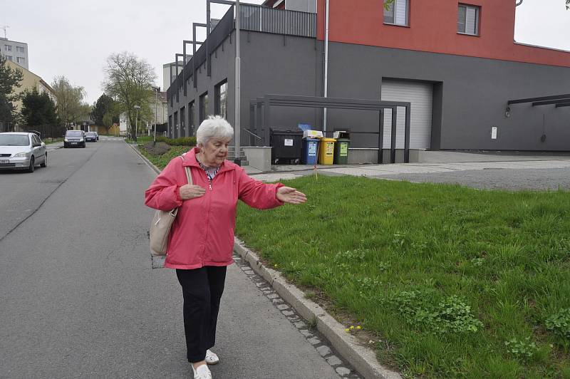 Obyvatelé Domu s pečovatelskou službou v Tyršově ulici v Předmostí u Přerova už dvanáct let bojují za novou zastávku, ke které by to měli blíže než dosud. Město na jejich požadavek konečně kývlo - Jindřiška Hubková ukazuje místa, kde by měla být