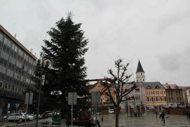 Zdobení vánočního stromu na Masarykově náměstí v Přerově. 22.11.2021