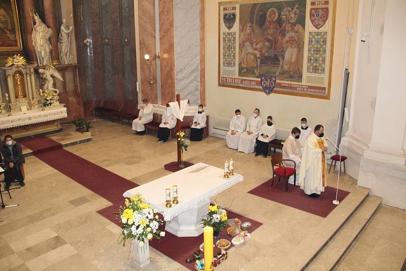 Největší slavnost křesťanského církevního roku - Zmrtvýchvstání Páně - přilákala věřící také do kostela sv. Vavřince v Přerově. Protože kvůli epidemickým opatřením mohla do kostela jen jen desetina věřících, konaly se během dopoledne tři Mše svaté.