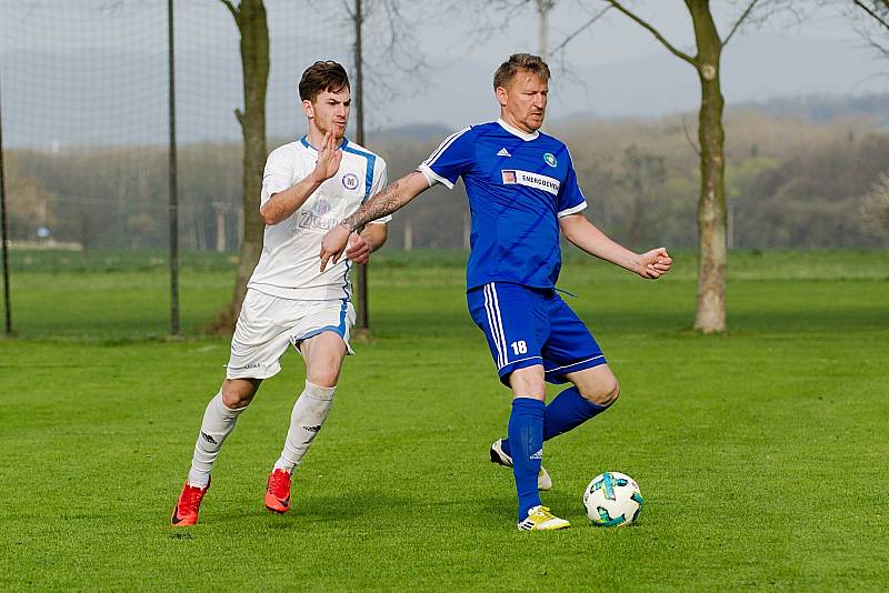 Fotbalisté Všechovic (v modrém) v domácím utkání proti 1. FC Viktorie Přerov.