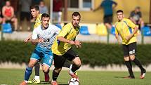 Fotbalisté Kozlovic (ve žlutém) v přípravném utkání s Otrokovicemi. Tomáš Strašák (za ním Martin Schlehr)