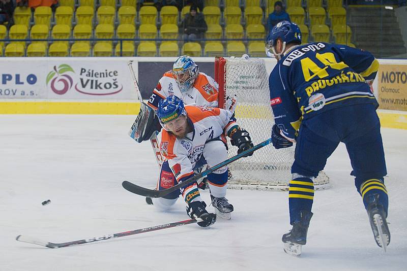 Hokejisté Přerova (v modrém) doma porazili Litoměřice 4:2