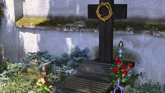 Památník obětem masakru na Švédských šancích na přerovském hřbitově