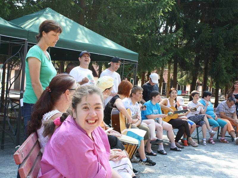 „Po stopách Sherlocka Holmese“ – to je tematický název tábora, který začal v pondělí na letní chatové základně Čekyni.