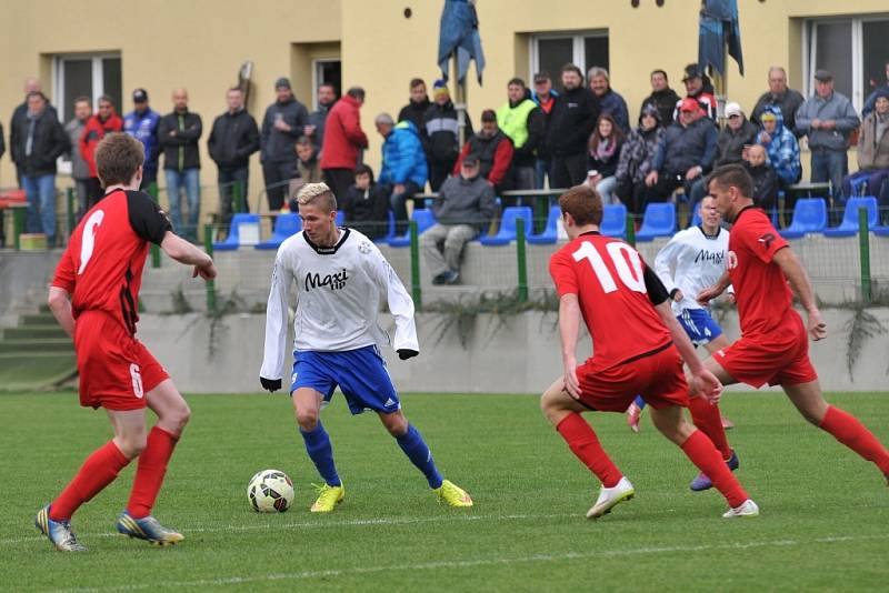 Fotbalisté Kozlovic (v bílém) v utkání s Hodonínem