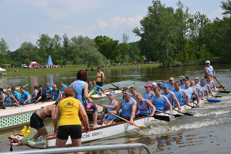 Přerovskou Lagunu ovládl Festival dračích lodí