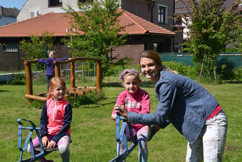 Do školky se vrátily po dvou měsících také děti z MŠ Lešetínská v Přerově. Krásné počasí si v pondělí užívaly na zahradě.