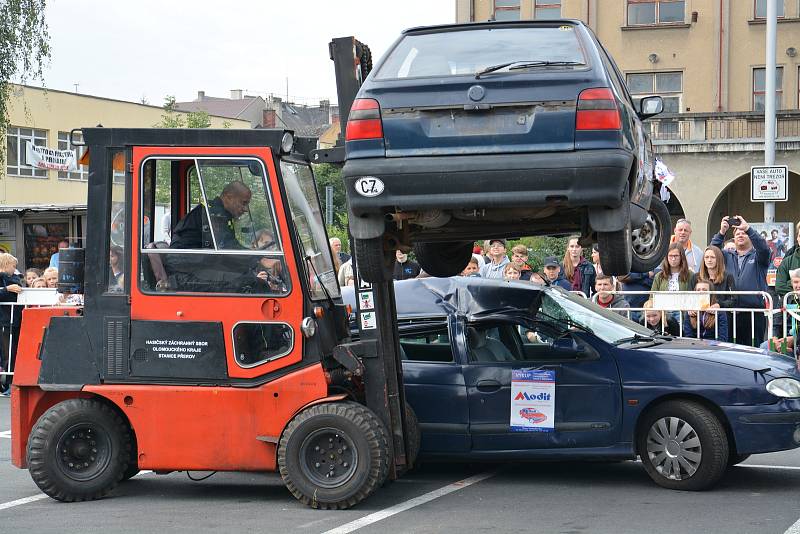 Hasičské soutěže ve vyprošťování zraněných osob z havarovaných vozidel se v Přerově zapojilo deset týmů z Olomouckého a Zlínského kraje