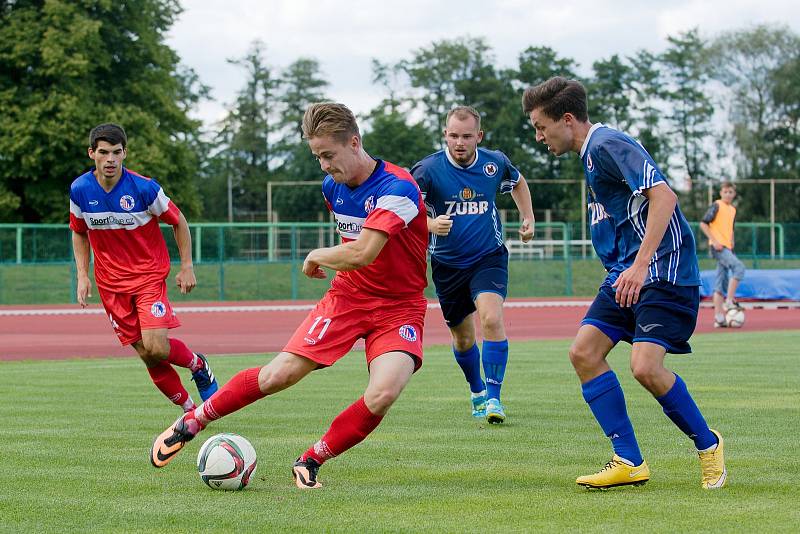 Fotbalisté 1. FC Viktorie Přerov (v modrém) proti Černovíru.