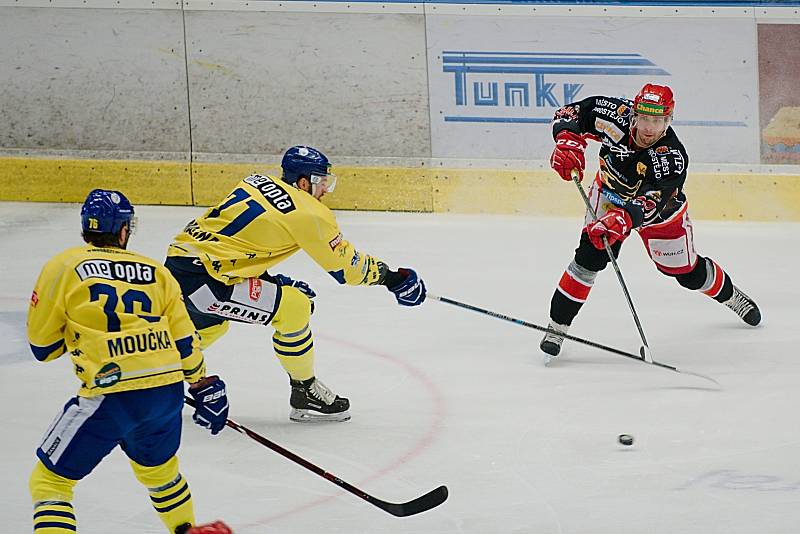 Hokejisté Přerova (ve žlutém) proti Prostějovu (4:2).