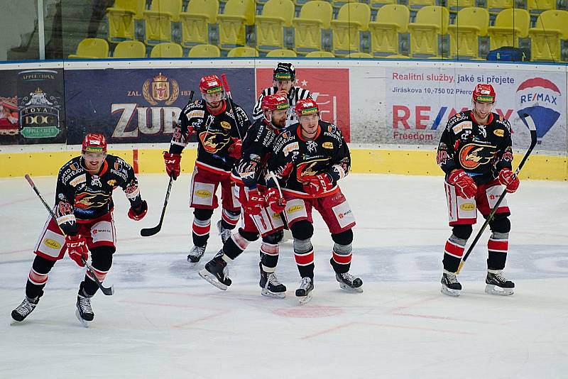 Hokejisté Přerova (ve žlutém) proti Prostějovu (4:2).