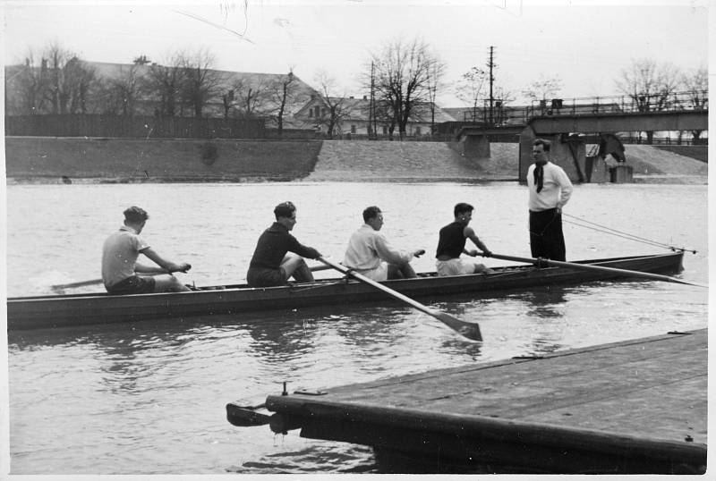 Přerovské veslování slaví 90 let. Čtyřka dorostenců v roce 1941