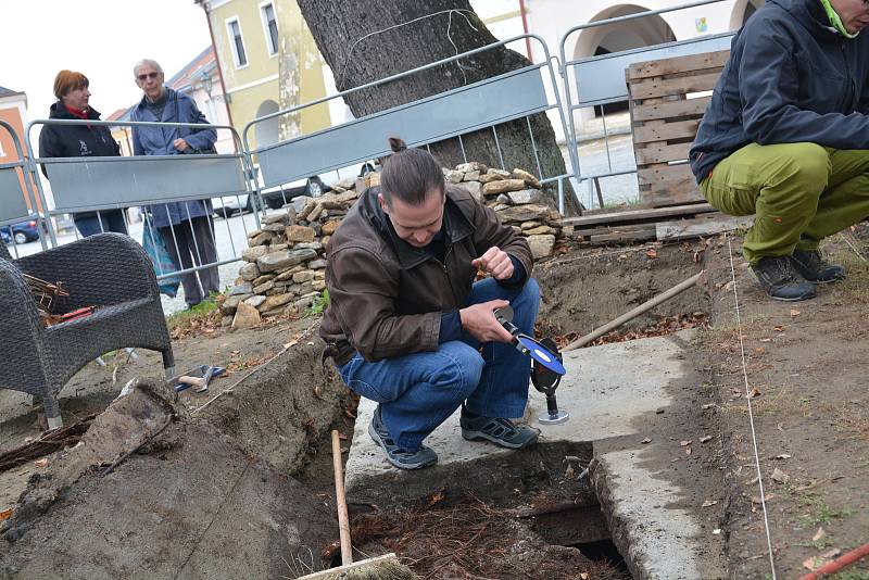 Velké překvapení čekalo badatele, kteří odkryli v pátek dopoledne část betonového záklopu studny na Horním náměstí v Přerově. V hloubce čtrnácti metrů se totiž nacházela voda. Původní studna byla vybudována na přelomu 15. a 16. století.