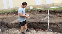 Přerovským archeologům se podařilo zachytit v Tovačově doklady nejstaršího osídlení města - kromě dvou zahloubených pravěkých jam našli také artefakty z období středověku a novověku.