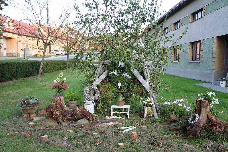 Nápadité aranže z květin, výpěstků a plodů zahrady před domy místních obyvatel Hradčan na Přerovsku