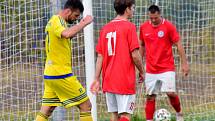 Fotbalisté Šternberka (ve žlutém) vyhráli v Brodku u Přerova 2:1. Patrik Hustý