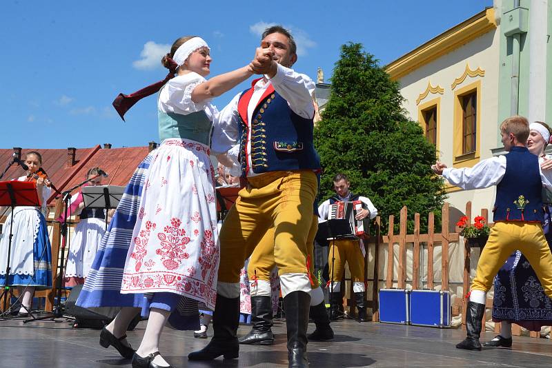 Folklorní festival v Přerově se vydařil. V hlavním programu na Horním náměstí se v sobotu odpoledne vystřídalo několik souborů, 11. 6. 2022