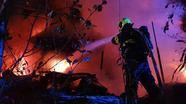 Požár chaty v rekreační oblasti v Lipníku nad Bečvou. 15. listopadu 2020