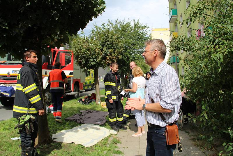 Na dvě desítky obyvatel panelového domu v ulici Interbrigadistů v Přerově musely být evakuovány při rozsáhlém požáru v jednom z bytů. 13.8.2019