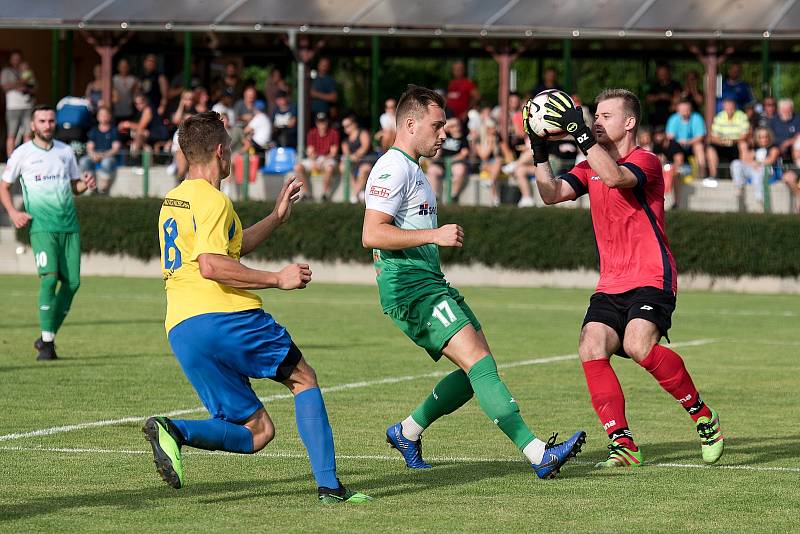 Fotbalisté Kozlovic (ve žlutém) doma porazili Bzenec 2:0.