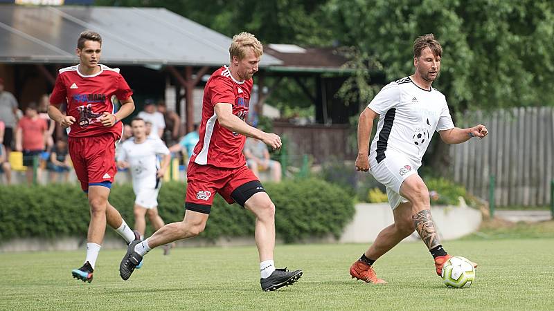 Benefiční fotbalové utkání v Kozlovicích mezi výběrem Kopaček (v bílém) a Hokejek (v červeném)