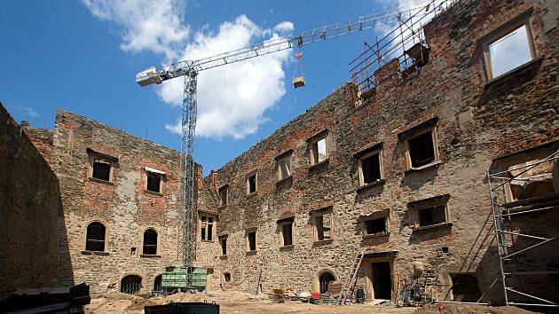 Rekonstrukce renesančního paláce na Helfštýně - archeologové odkryli v původních místnostech torza zeleně glazovaných kamnových kachlů.