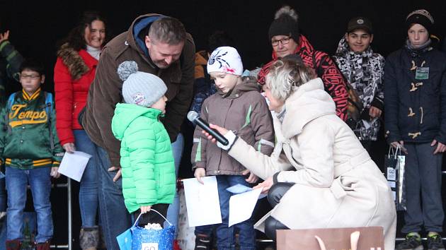 Dětem z přerovského dětského domova naděloval Ježíšek dárky v předstihu na Masarykově náměstí v Přerově