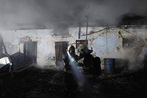 Osm hasičských jednotek likvidovalo v noci z úterý na středu požár domu v Jezernici.