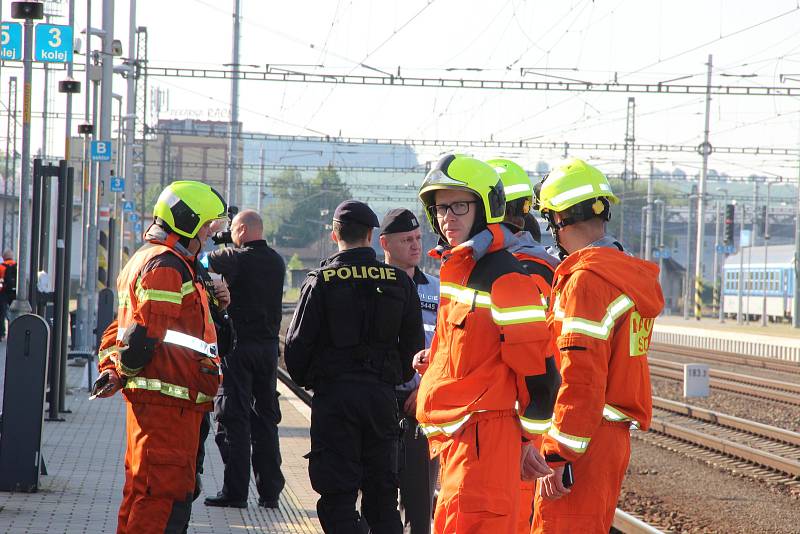 Nehoda vlaku LeoExpress na přerovském nádraží. Zraněné osoby sanitky převezly do přerovské nemocnice