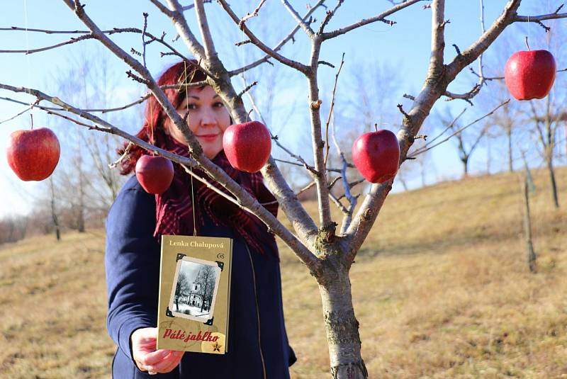 Přerovská spisovatelka Lenka Chalupová vydává svou v pořadí jedenáctou knihu - román Páté jablko.