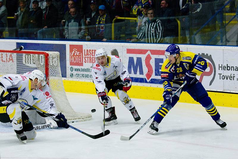 Hokejisté Přerova (v modrém) proti Kadani (2:1).