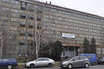 Problémová sociální ubytovna v Tovární ulici v Přerově zeje prázdnotou, provozovatelé bývalou drážní budovu opustili.