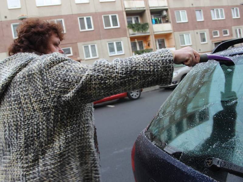 Přerované ve čtvrtek ráno zápasili s ledovkou. Nejvíce to klouzalo na dlažebních kostkách v centru města -  zejména u Tyršova mostu.