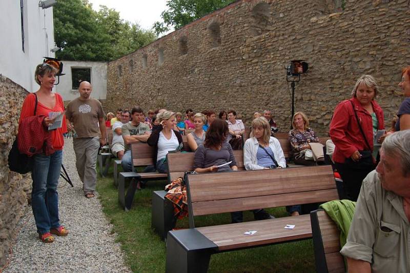 Představení s názvem Urvi to! v podání sokolovského Divadla bez zákulisí  na letní scéně Mezi hradbami