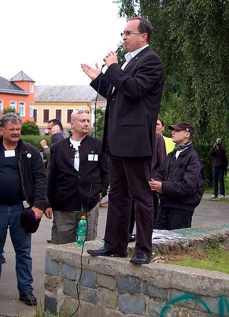 Mítink krajně pravicové DSSS začal se zpožděním kvůli technice. Tomáš Vandas nejprve řečnil na improvizovaném podiu, které tvořila zídka, a poté rozdával autogramy