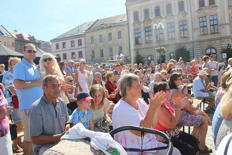 Centrem Přerova se vydal v neděli dopoledne historický průvod, který byl zlatým hřebem letošních Svatovavřineckých hodů. Připomněl den, kdy byl Přerov povýšen na královské město.