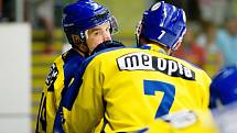Hokejisté HC Zubr Přerov (ve žlutém) v přípravě proti Havířovu.