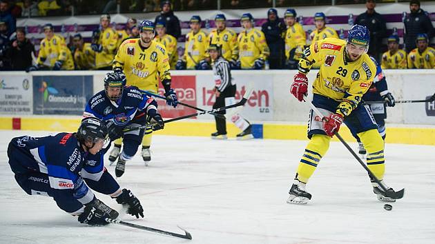 Hokejisté Přerova (ve žlutém) v posledním kole Chance ligy sestřelili Benátky nad Jizerou 7:1