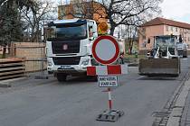Od pondělí 20. března do neděle 16. dubna se z důvodu prací na kanalizační šachtě uzavřela pro veškerou dopravu ulice Vsadsko v Přerově. Kvůli uzavírce byly zřízeny náhradní autobusové zastávky.