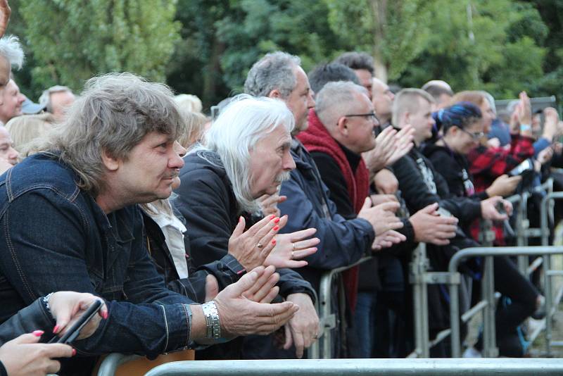 Koncert legendární kapely Pražský výběr na louce u přerovského parku Michalov. 1. září 2021