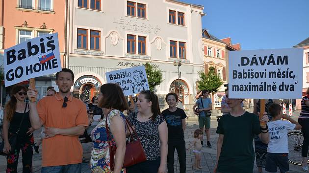 Demonstrace proti Andreji Babišovi na náměstí T. G. Masaryka v Přerově - 11. 6. 2019