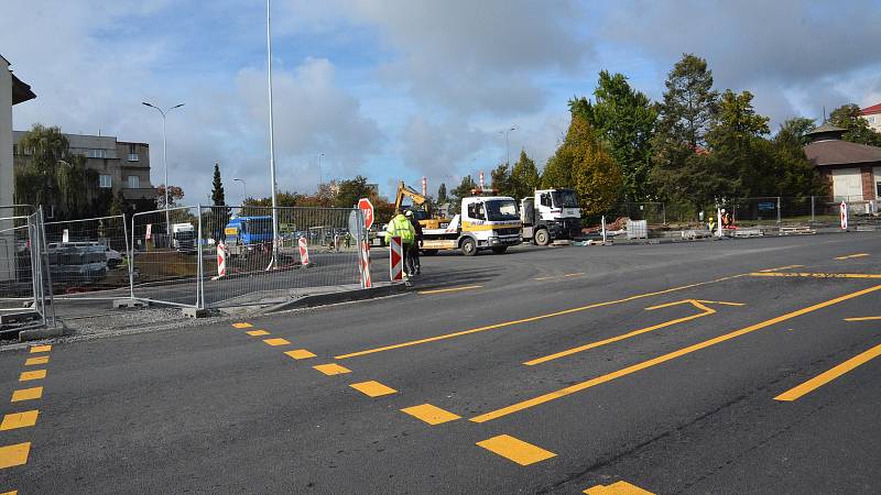 Pokládkou asfaltového koberce na druhé polovině silnice pokračují práce na stavbě průpichu u přerovského nádraží. 29. 9. 2022