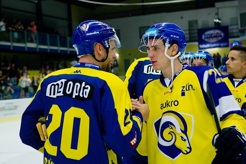 Hokejisté HC Zubr Přerov (v modrých dresech) v přípravě proti Aukro Berani Zlín. Foto: Deník/Jan Pořízek