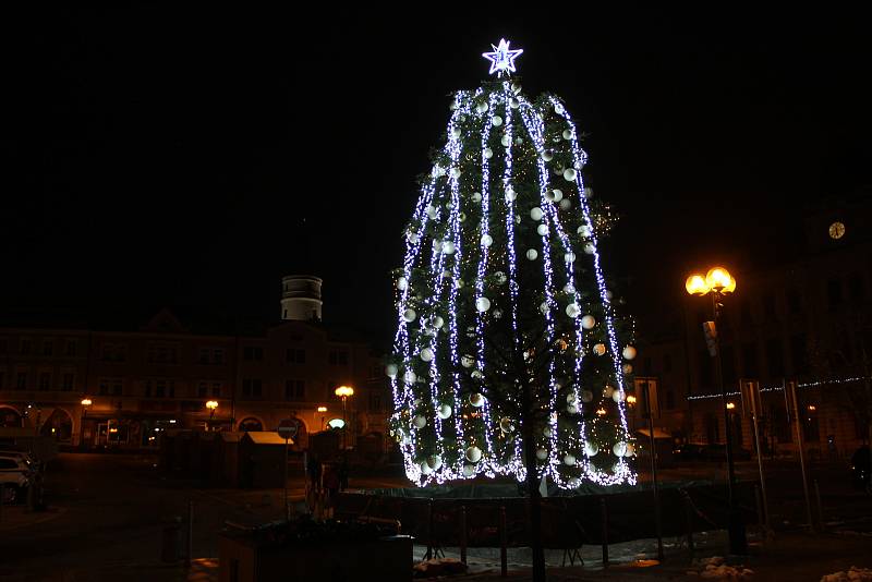 Vánoční strom na Masarykově náměstí v Přerově po rozsvícení v neděli 28. listopadu 2021